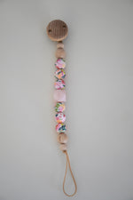 Lade das Bild in den Galerie-Viewer, Schnullerkette aus Silikon &amp; Holz &quot;LOVE&quot;
