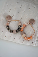 Lade das Bild in den Galerie-Viewer, Schnullerkette &amp; Kinderwagenkette mit Holz und Silikon &quot;LEO&quot;
