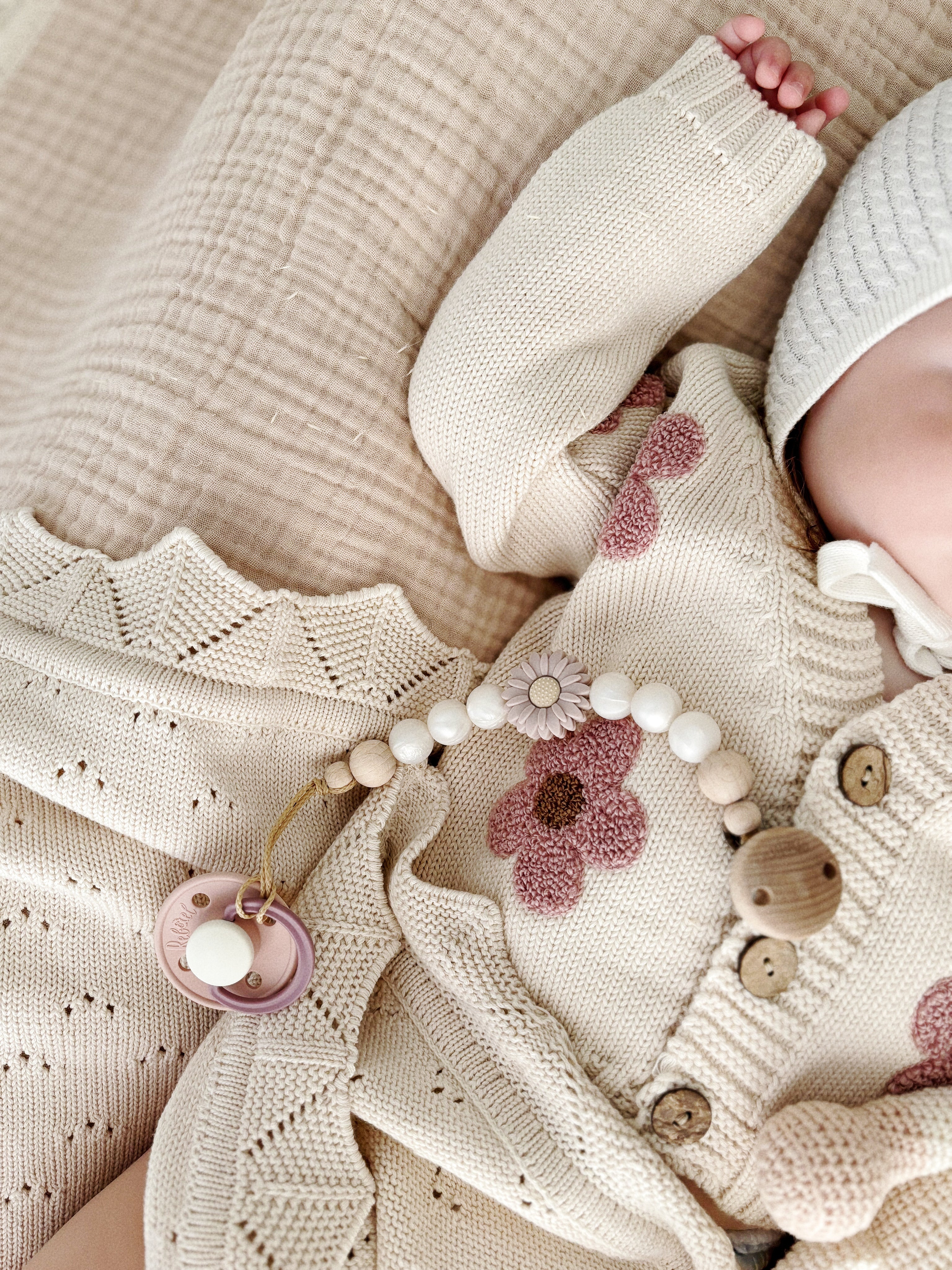 Pacifier chain made of silicone and wood "Camille"