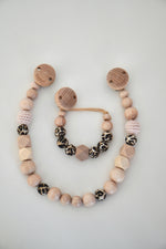 Lade das Bild in den Galerie-Viewer, Schnullerkette &amp; Kinderwagenkette mit Holz und Silikon &quot;LEO&quot;
