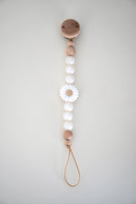 Lade das Bild in den Galerie-Viewer, Schnullerkette aus Silikon &amp; Holz &quot;Camille&quot;
