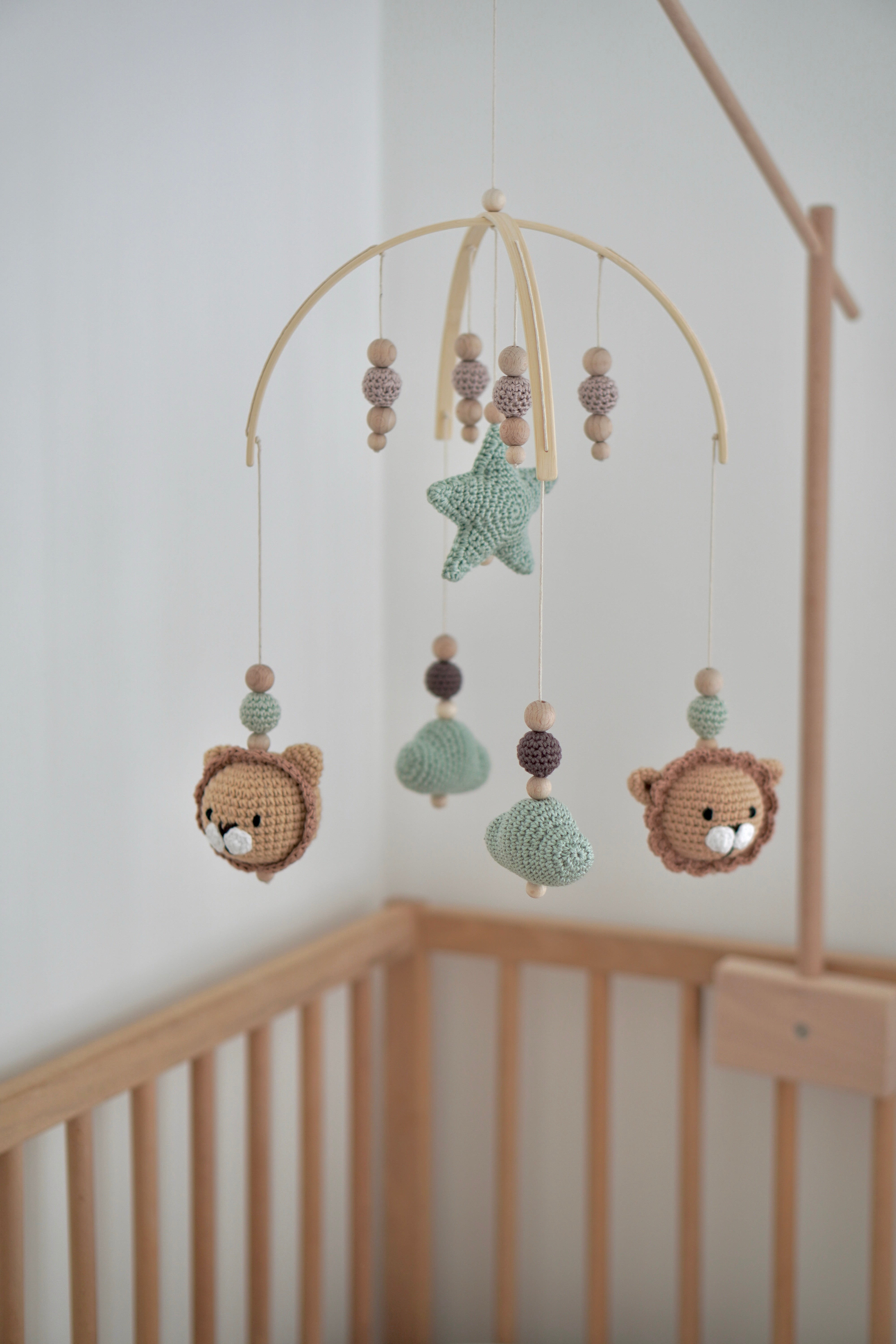 Baby Mobile bogen "LION FOREST" aus Holz handgefertigt
