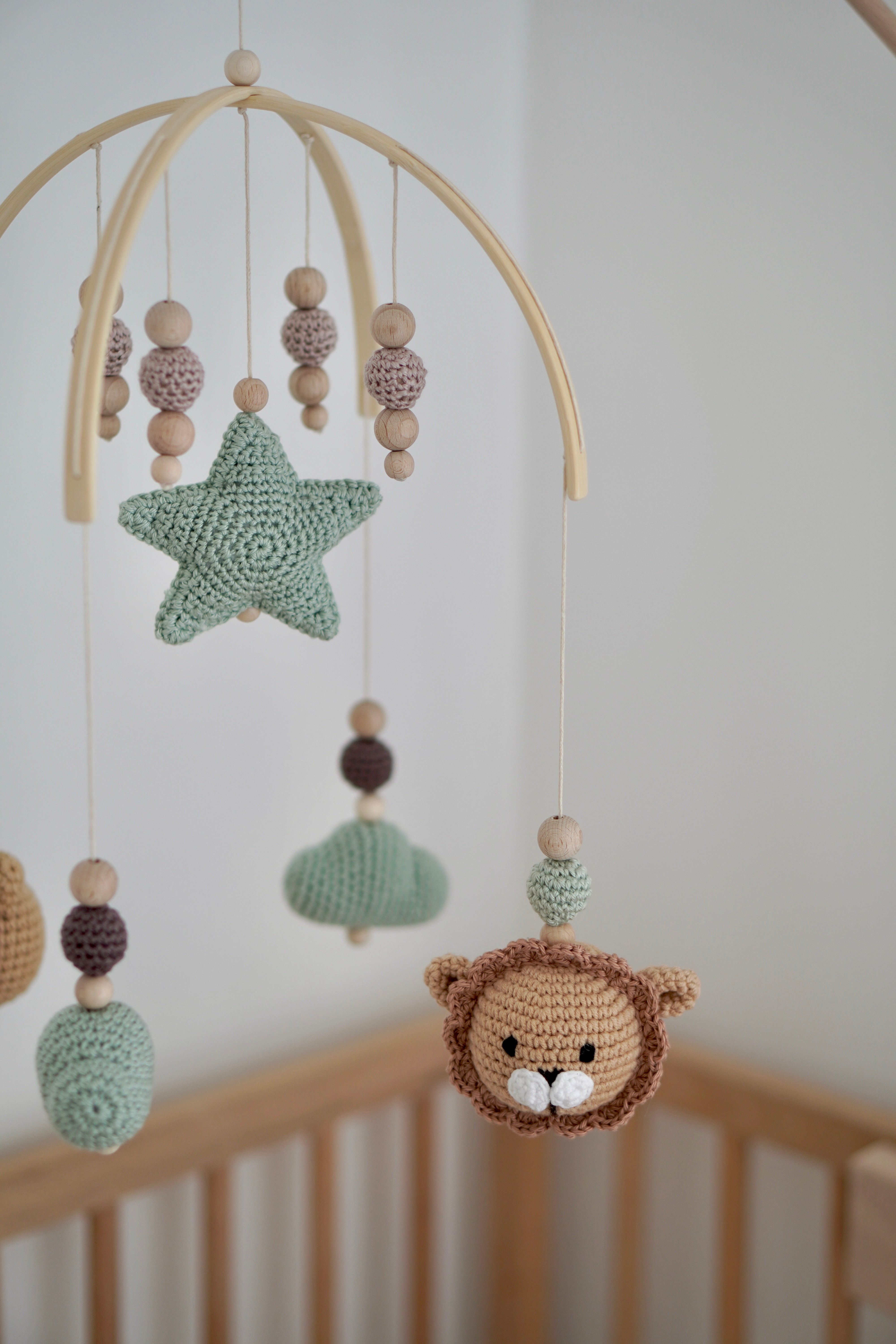 Baby Mobile bogen "LION FOREST" aus Holz handgefertigt