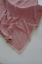 Lade das Bild in den Galerie-Viewer, Musselin Babydecke mit Spitze - 100% Baumwolle 4-lagig, 90x100cm, rosa
