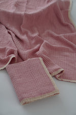 Lade das Bild in den Galerie-Viewer, Musselin Babydecke mit Spitze - 100% Baumwolle 4-lagig, 90x100cm, rosa

