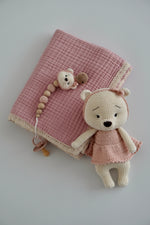 Lade das Bild in den Galerie-Viewer, Musselin Babydecke mit Spitze - 100% Baumwolle 4-lagig, 90x100cm, rosa
