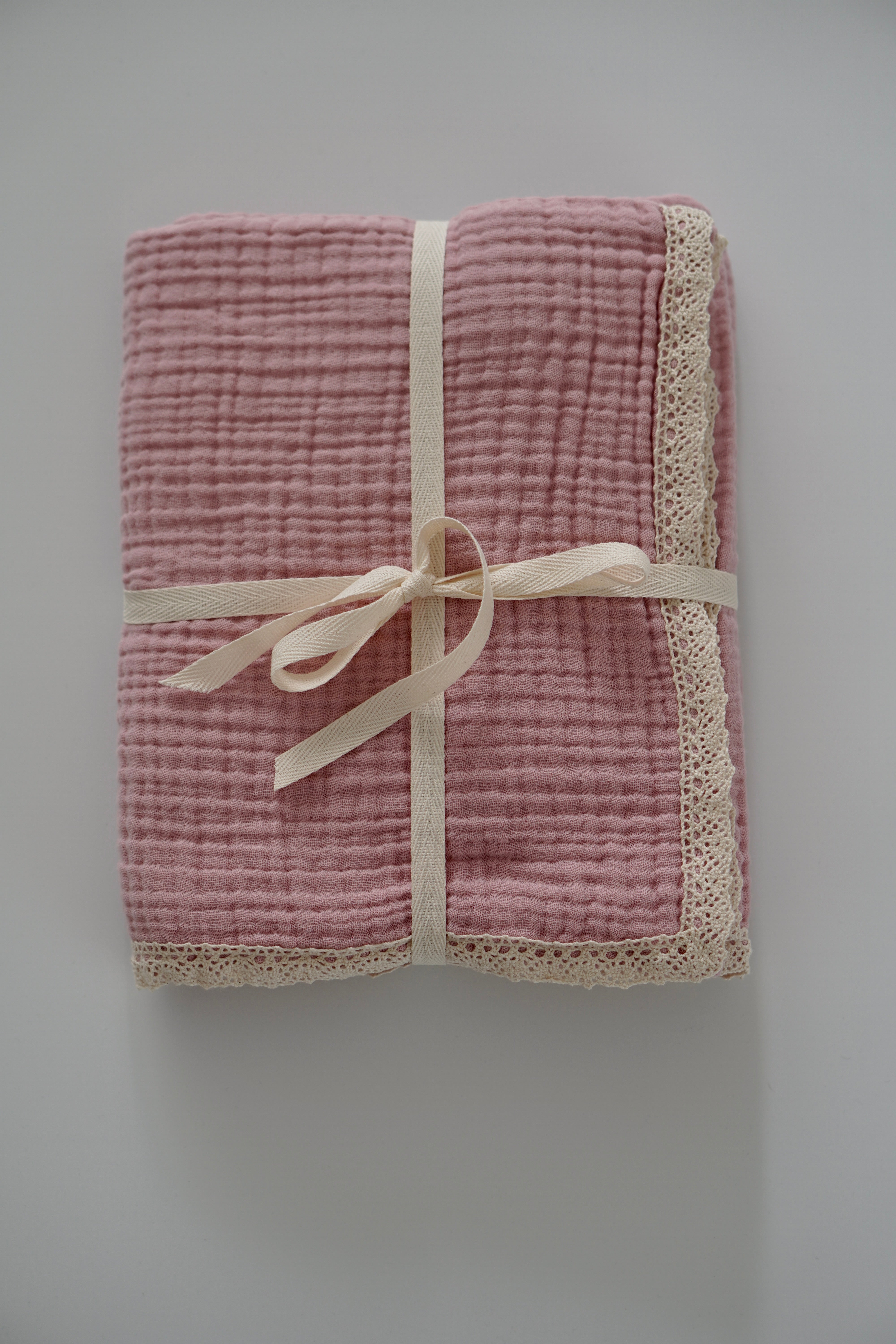 Musselin Babydecke mit Spitze - 100% Baumwolle 4-lagig, 90x100cm, rosa