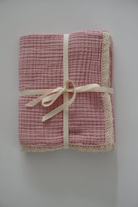 Musselin Babydecke mit Spitze - 100% Baumwolle 4-lagig, 90x100cm, rosa