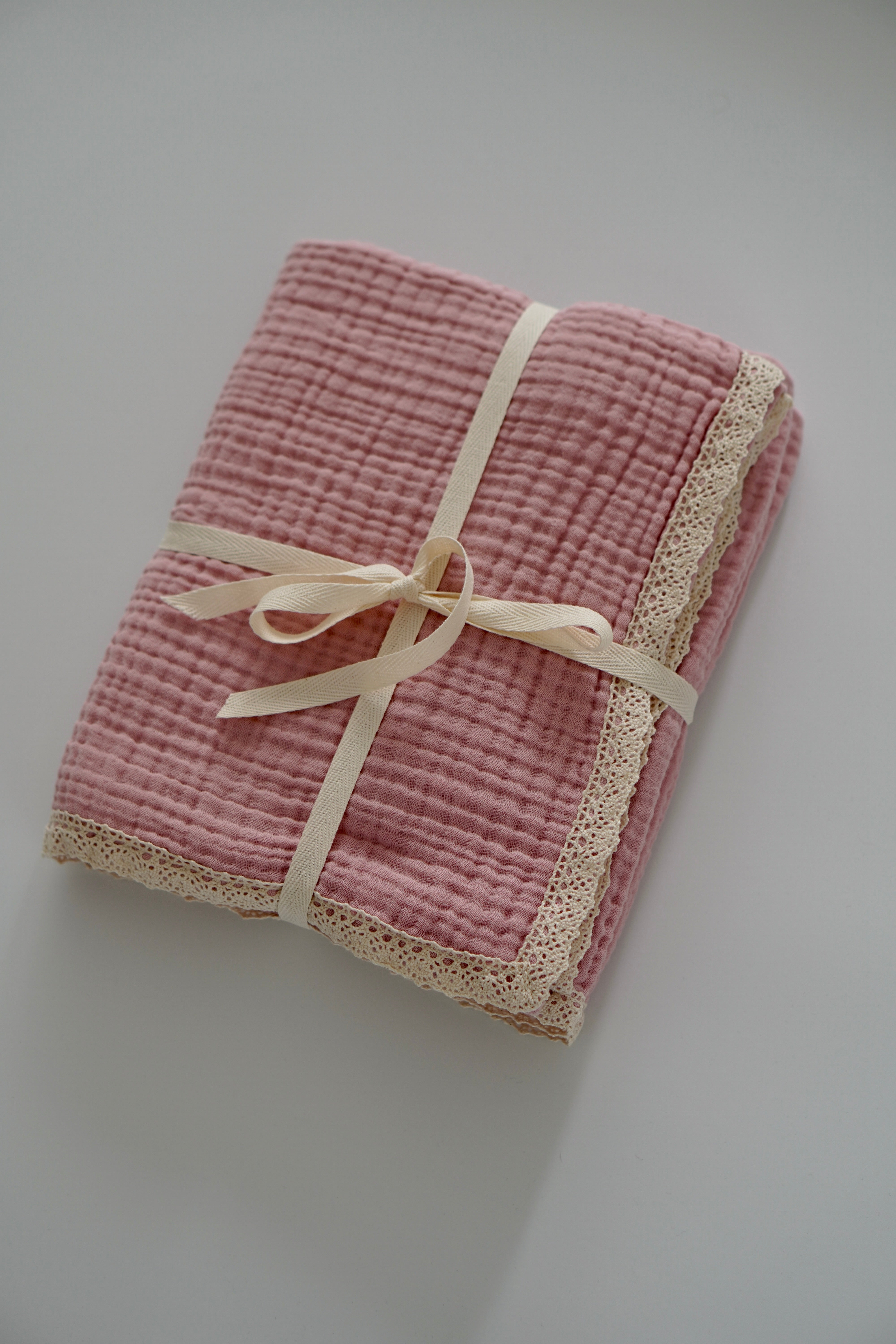 Musselin Babydecke mit Spitze - 100% Baumwolle 4-lagig, 90x100cm, rosa