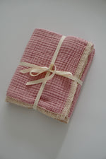Lade das Bild in den Galerie-Viewer, Musselin Babydecke mit Spitze - 100% Baumwolle 4-lagig, 90x100cm, rosa
