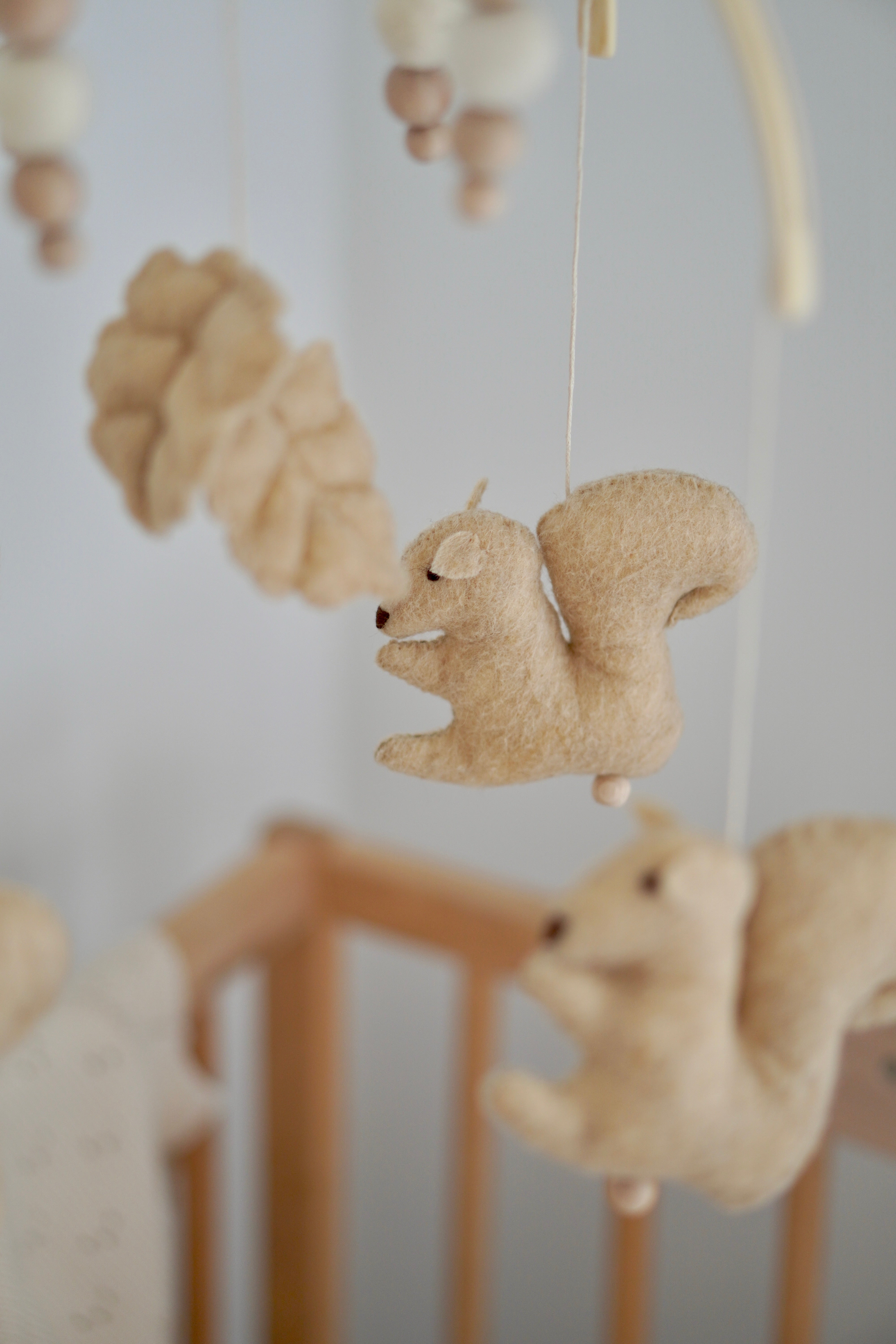 Baby Mobile aus Filz - handgefertigt "squirrel natural" Eichhörnchen