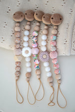 Lade das Bild in den Galerie-Viewer, Schnullerkette aus Silikon &amp; Holz &quot;LOVE&quot;
