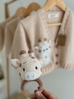 Lade das Bild in den Galerie-Viewer, Strickjacke &quot;Gif&quot; mit Giraffe Stickerei
