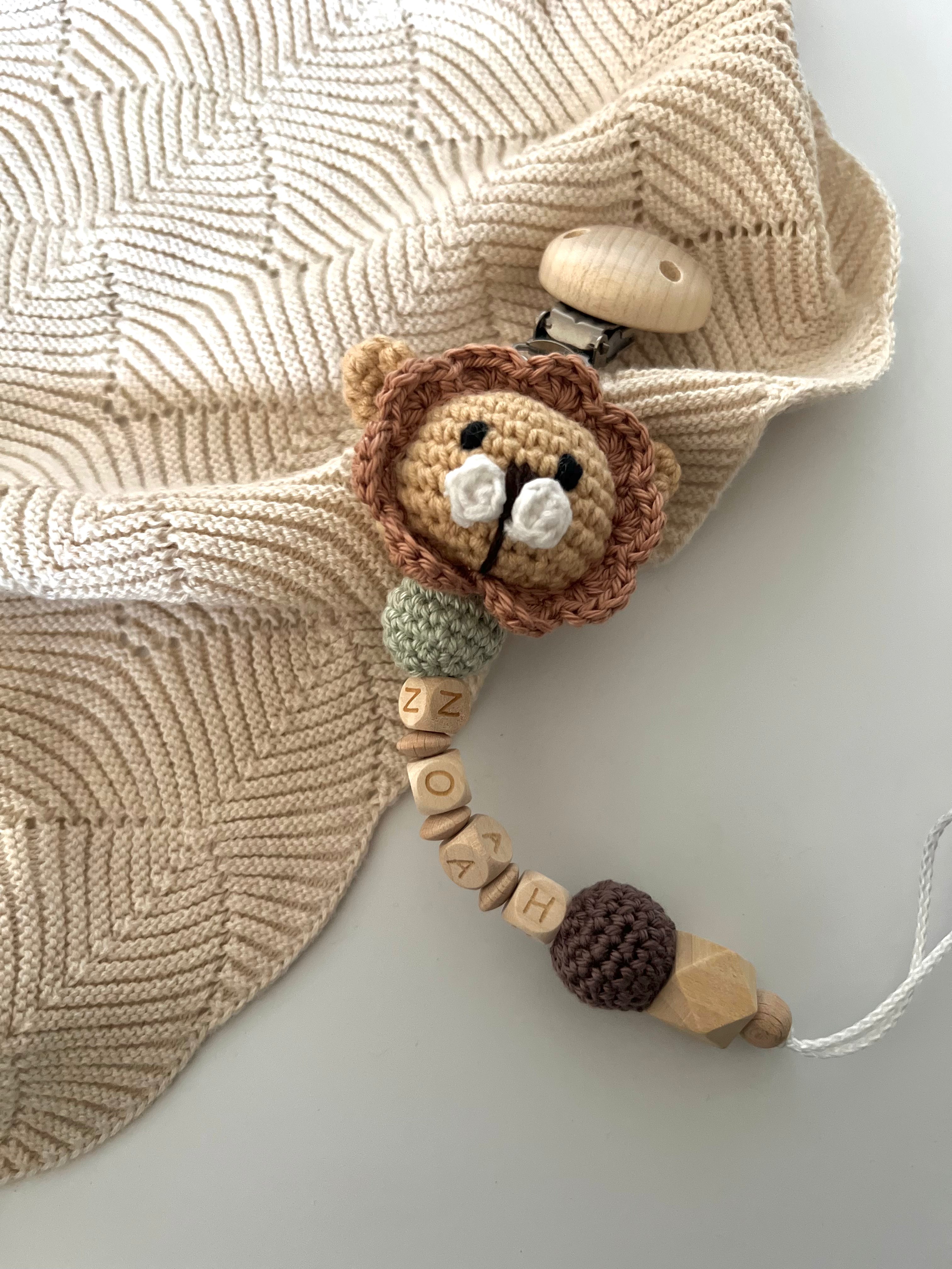 Schnullerkette mit Namen  "LION & LITTLE FOX"