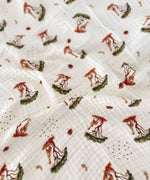 Lade das Bild in den Galerie-Viewer, XL Premium Musselin Baby Decke 4-lagig &quot;GIRAFFI&quot;
