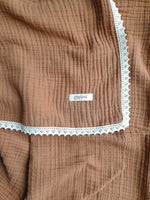 Lade das Bild in den Galerie-Viewer, XL Premium Musselin Decke mit feiner Spitze &quot;VINTAGE LINI&quot;
