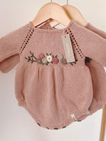 Load image into Gallery viewer, Premium knitted romper with embroidery „VINTAGE BLOOM ROSÉ“
