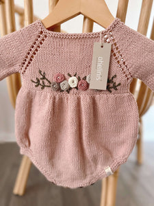 Premium knitted romper with embroidery „VINTAGE BLOOM ROSÉ“