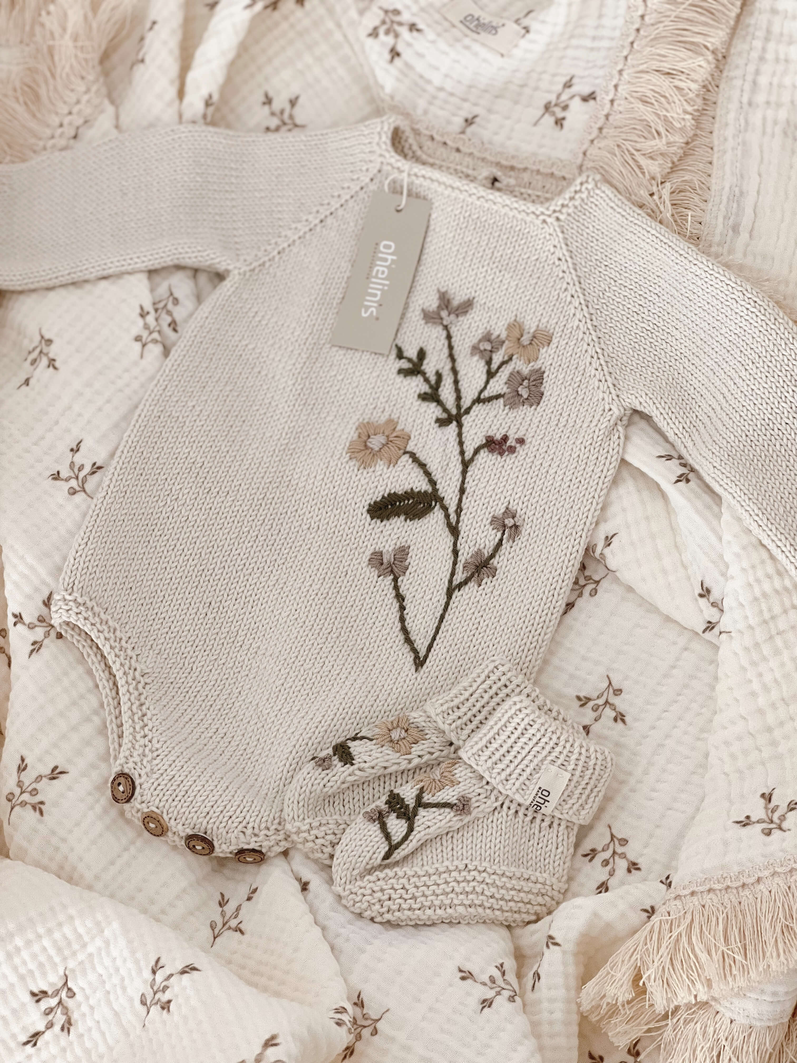 Premium langarm Strickstrampler mit Stickerei „VINTAGE FLOWER“