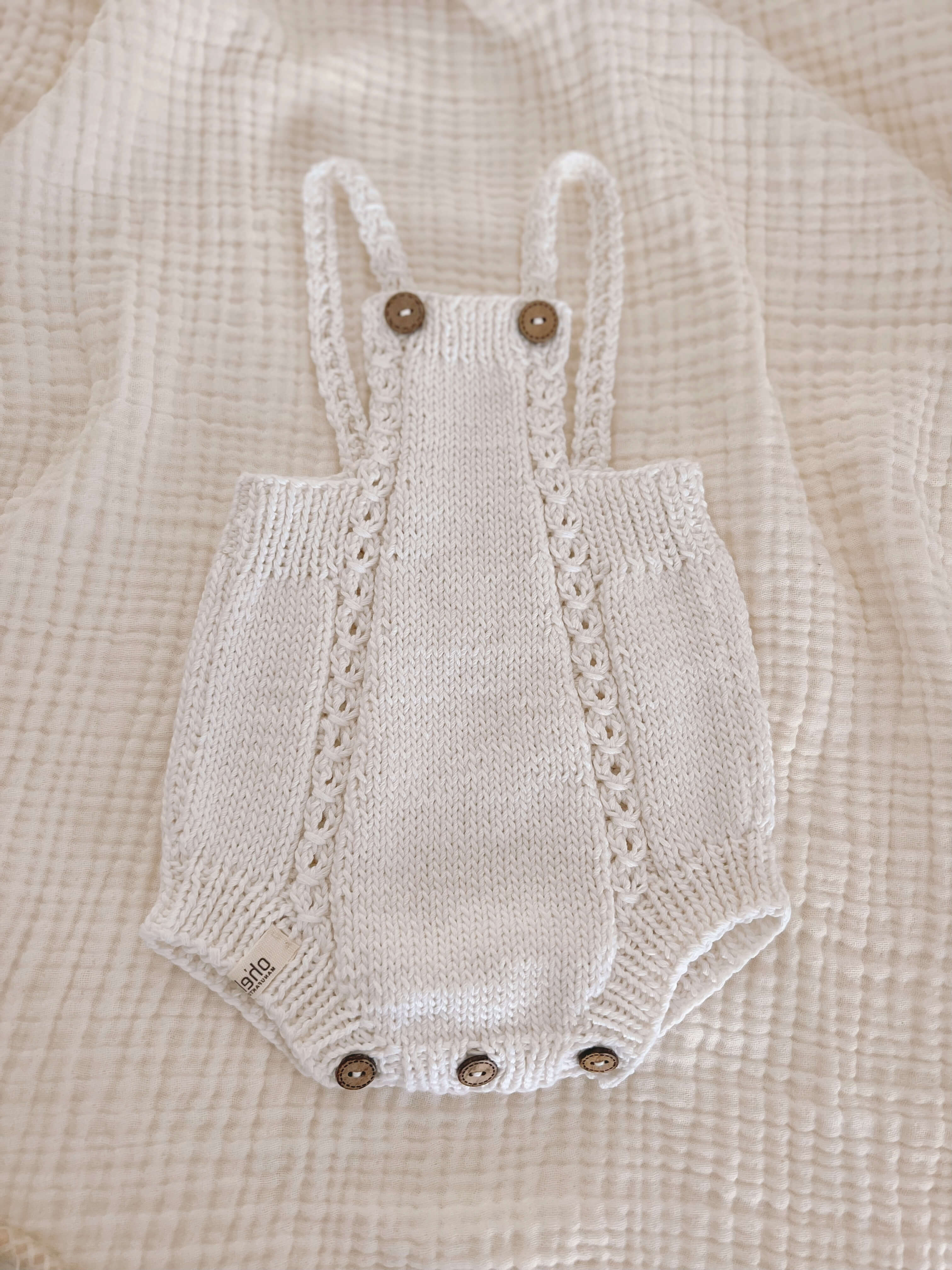 Newborn knitted romper with cable knit pattern „layal"