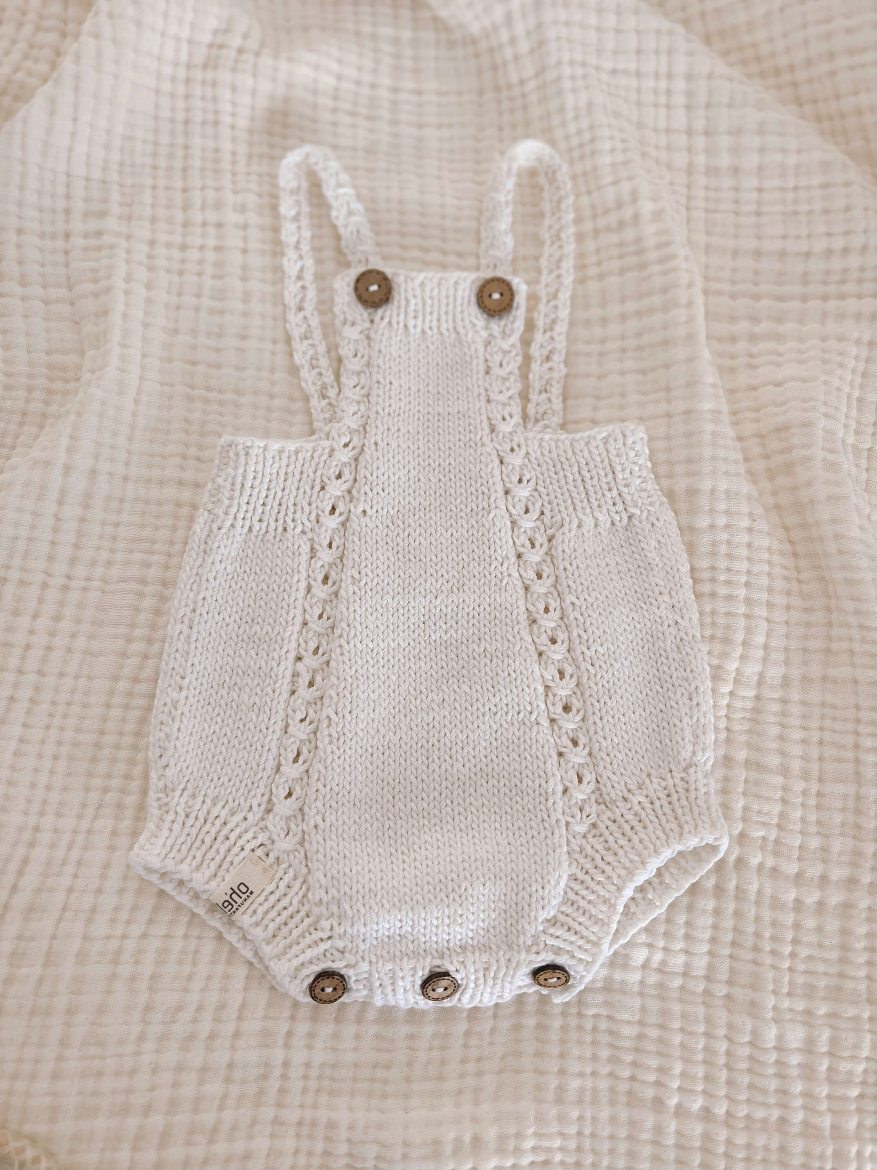 Newborn knitted romper with cable knit pattern „layal"