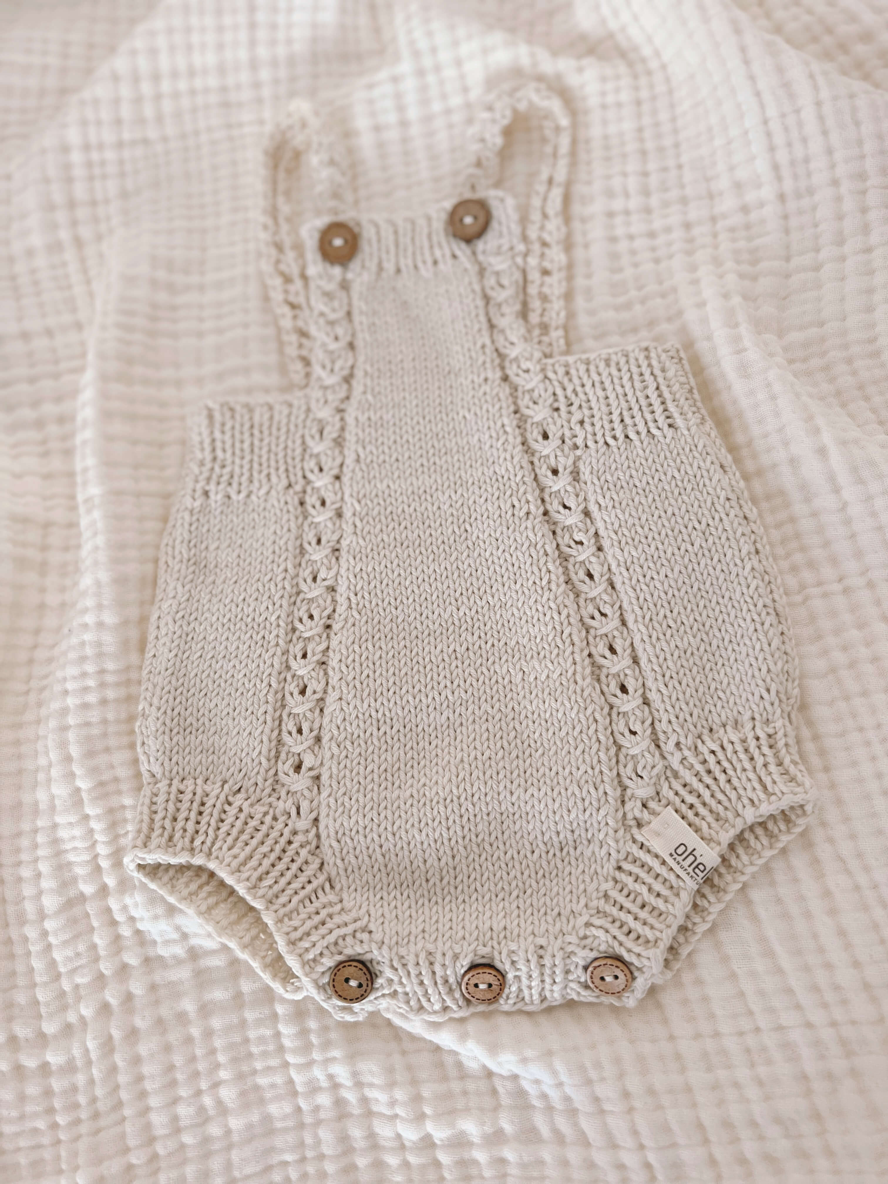 Newborn knitted romper with cable knit pattern „layal"