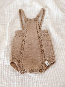 Newborn knitted romper with cable knit pattern „layal"